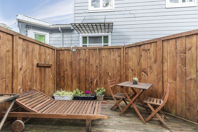 Photo of property in 4/14a Glenmore Street, Thorndon, Wellington, 6011