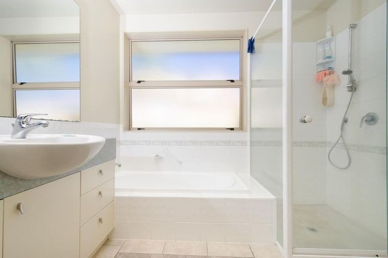 Photo of property in 2/15 Stoneleigh Court, Sunnynook, Auckland, 0632