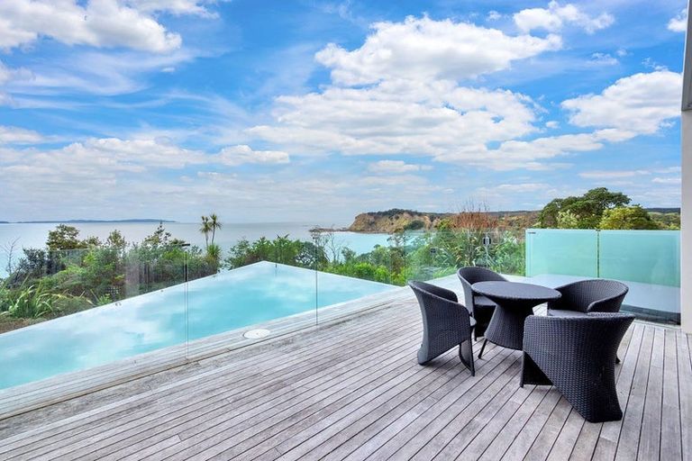 Photo of property in 1462 Whangaparaoa Road, Army Bay, Whangaparaoa, 0930