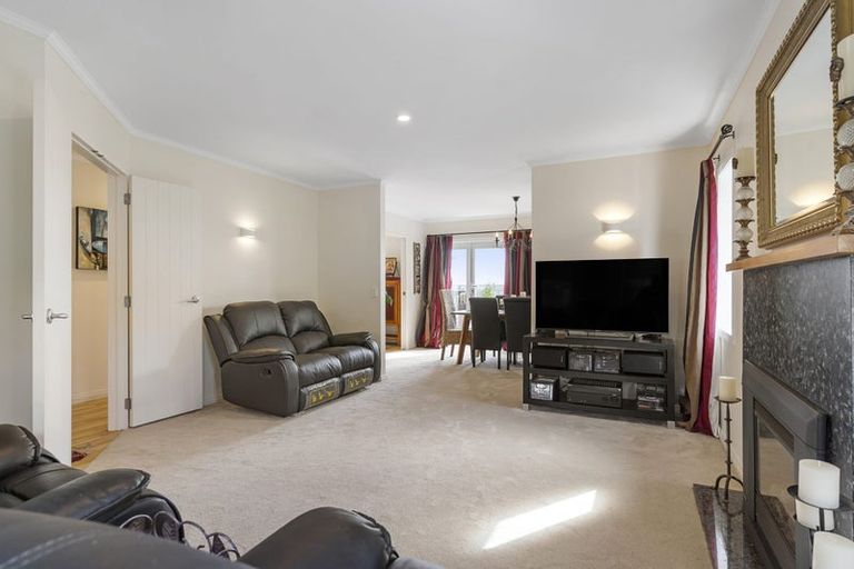 Photo of property in 21 Brooke Ridge Rise, East Tamaki Heights, Auckland, 2016