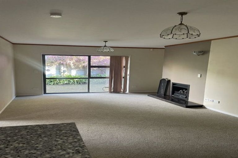 Photo of property in 8 Kirkdale Place, Northcross, Auckland, 0632
