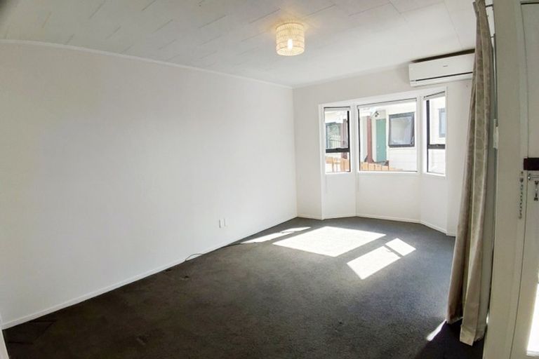 Photo of property in 2/1 Landsdale Place, Massey, Auckland, 0614