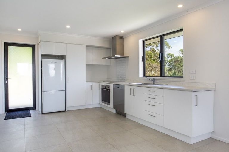 Photo of property in 2228 South Head Road, South Head, Helensville, 0874