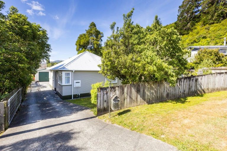 Photo of property in 2 Pokaka Street, Birchville, Upper Hutt, 5018
