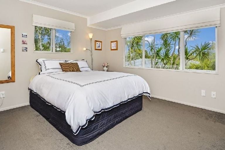 Photo of property in 1/378 East Coast Road, Sunnynook, Auckland, 0630