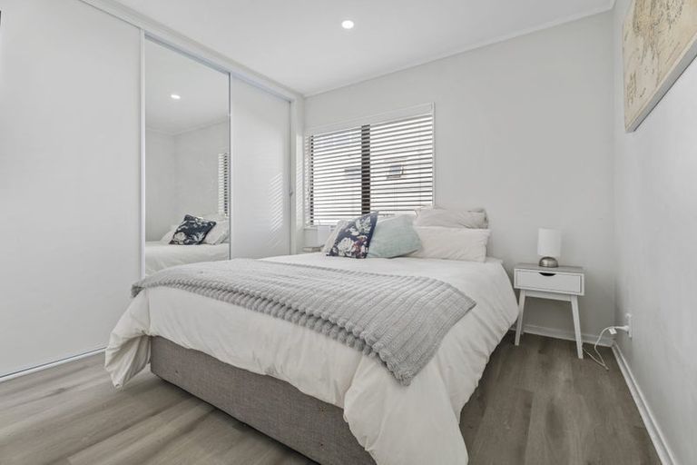 Photo of property in 27 Pohutukawa Avenue, Shelly Park, Auckland, 2014