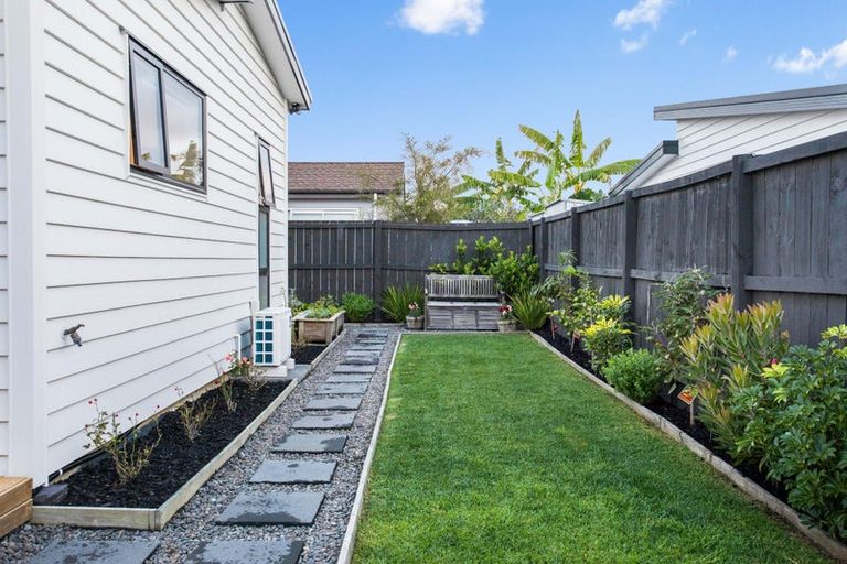 Photo of property in 12 Tarras Road, Kumeu, 0810