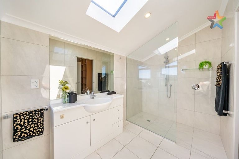 Photo of property in 7 Green Park Lane, Korokoro, Lower Hutt, 5012