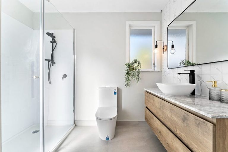 Photo of property in 4 Kelston Street, New Lynn, Auckland, 0600