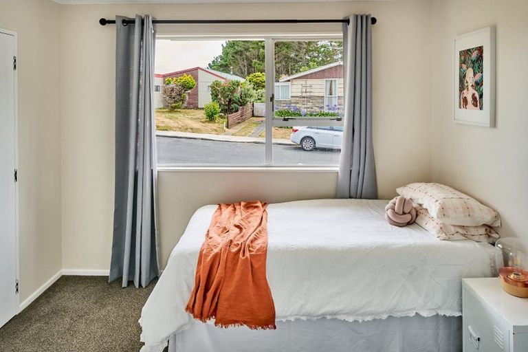 Photo of property in 30 Colchester Crescent, Newlands, Wellington, 6037