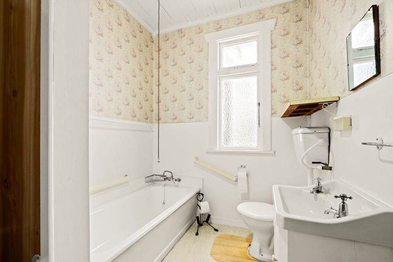 Photo of property in 24 Seymour Street, Waitara, 4320