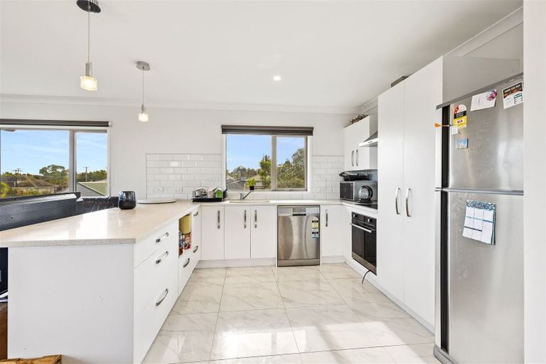 Photo of property in 27a Kirrie Avenue, Te Atatu South, Auckland, 0610