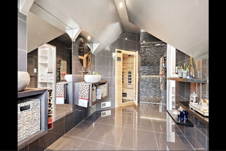 Photo of property in 147 Seatoun Heights Road, Miramar, Wellington, 6022