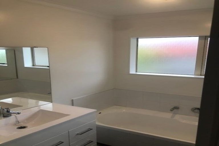 Photo of property in 11 Whitshire Mews, Massey, Auckland, 0614