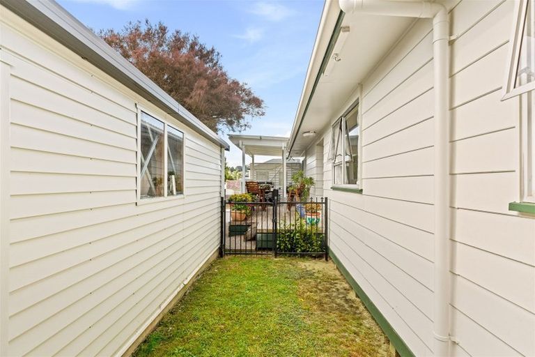 Photo of property in 2 Katrina Place, Massey, Auckland, 0614