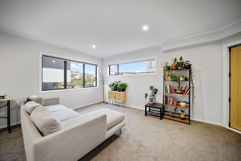 Photo of property in 29b Glanmire Road, Newlands, Wellington, 6037