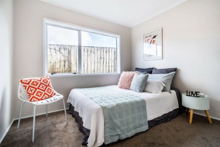 Photo of property in 2/210 Sunnynook Road, Totara Vale, Auckland, 0627