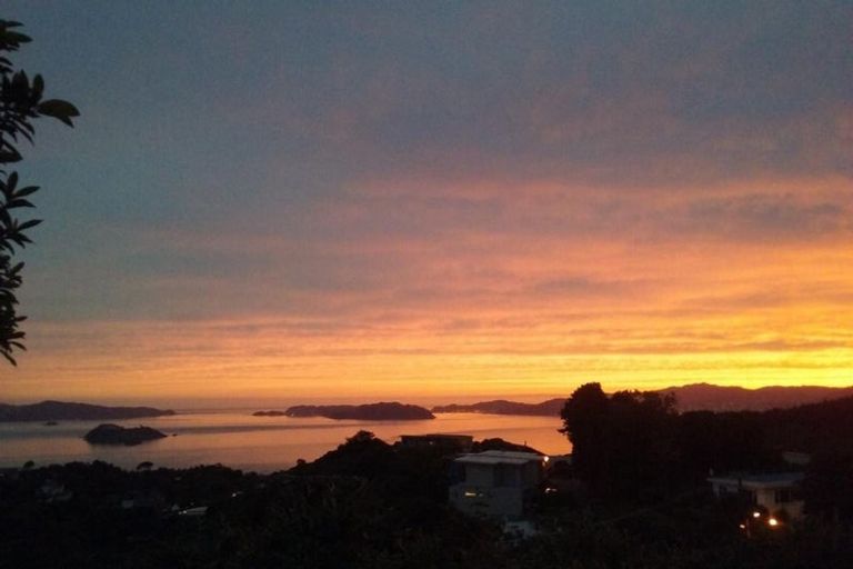 Photo of property in 77 Maungaraki Road, Korokoro, Lower Hutt, 5012