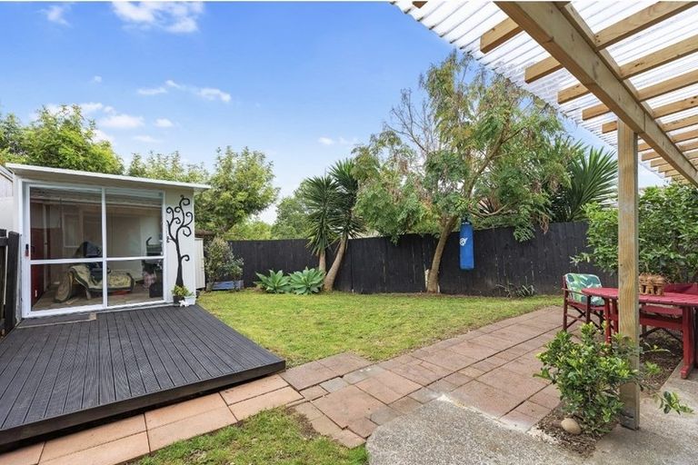 Photo of property in 2 Leander Road, Bayswater, Auckland, 0622