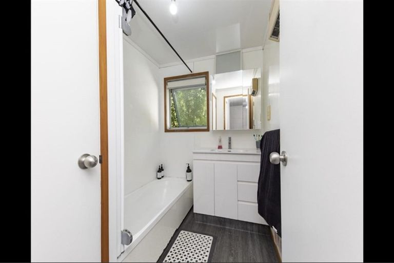 Photo of property in 323 Glenfield Road, Glenfield, Auckland, 0629