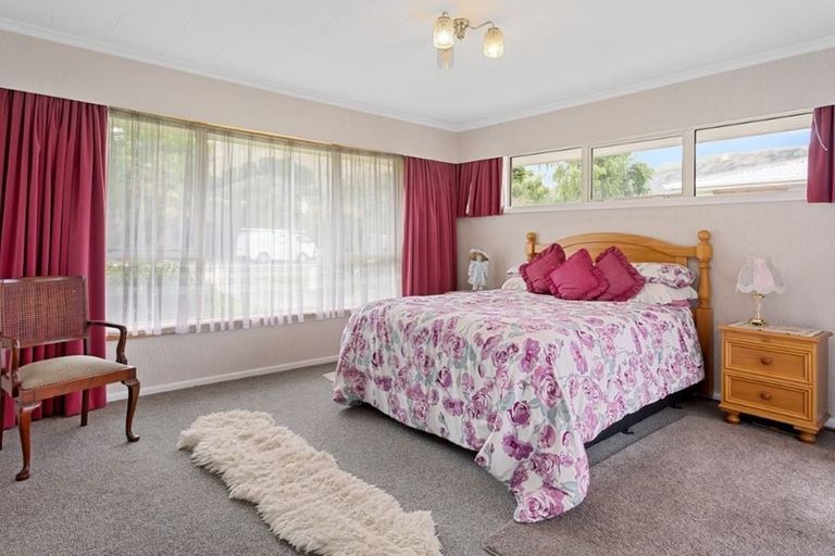 Photo of property in 6 Laing Crescent, Heathcote Valley, Christchurch, 8022