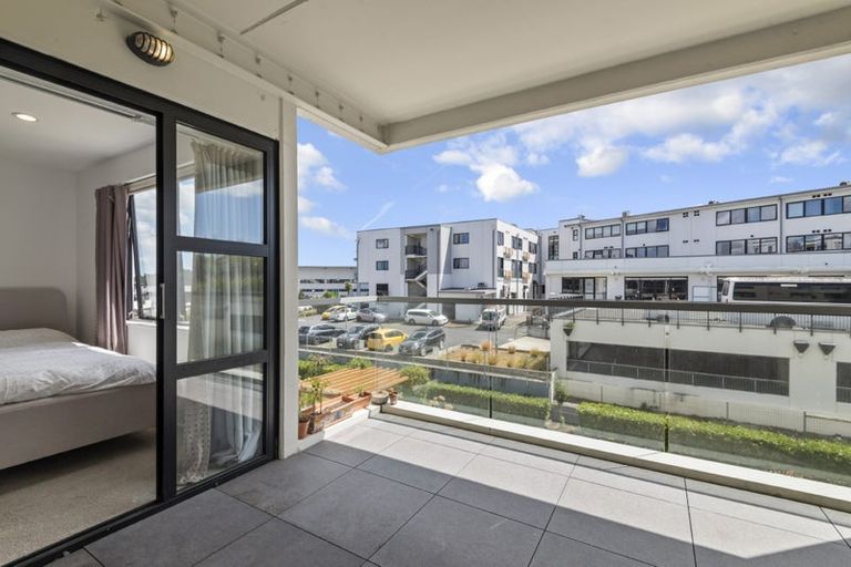 Photo of property in Apollo Apartments, 201/46 Rosedale Road, Rosedale, Auckland, 0632