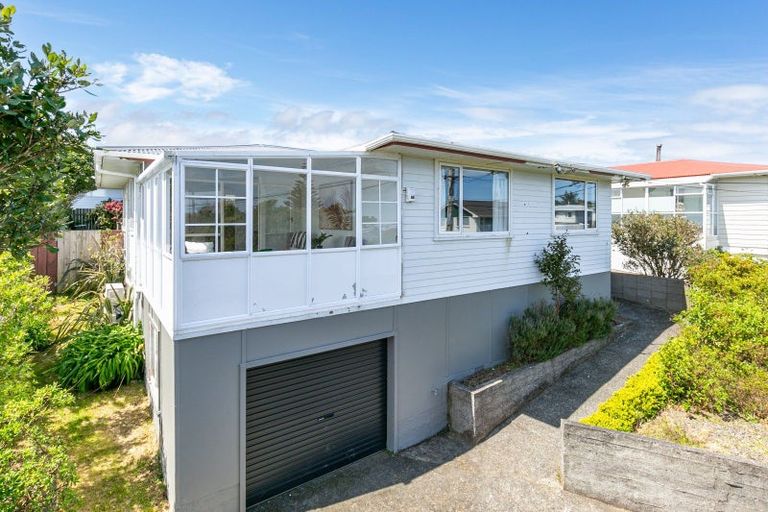 Photo of property in 6 Brooker Grove, Newlands, Wellington, 6037