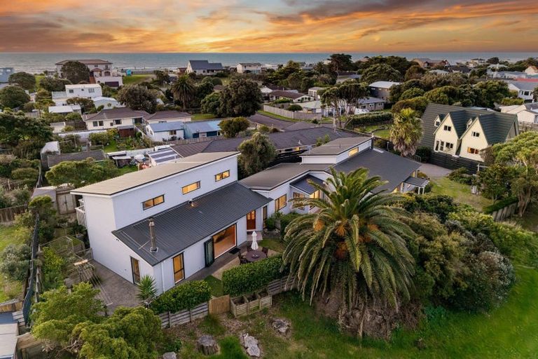 Photo of property in 10 Fenside Street, Waikanae Beach, Waikanae, 5036