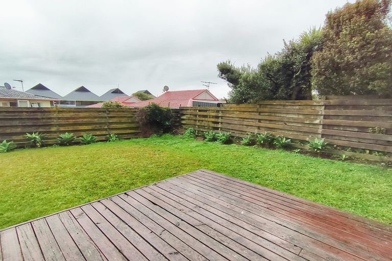 Photo of property in 2/22 Highland Park Drive, Highland Park, Auckland, 2010