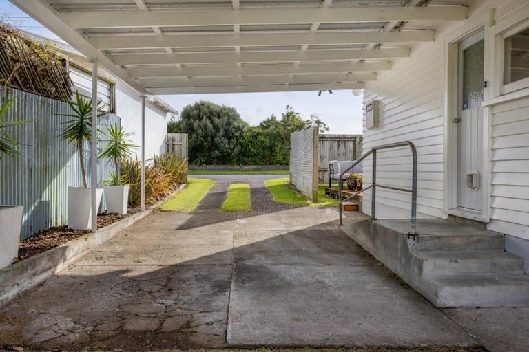 Photo of property in 191 Seaview Road, Westown, New Plymouth, 4310