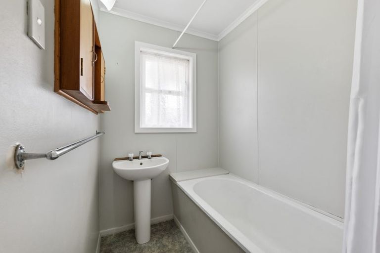 Photo of property in 4 Holford Street, Westown, New Plymouth, 4310