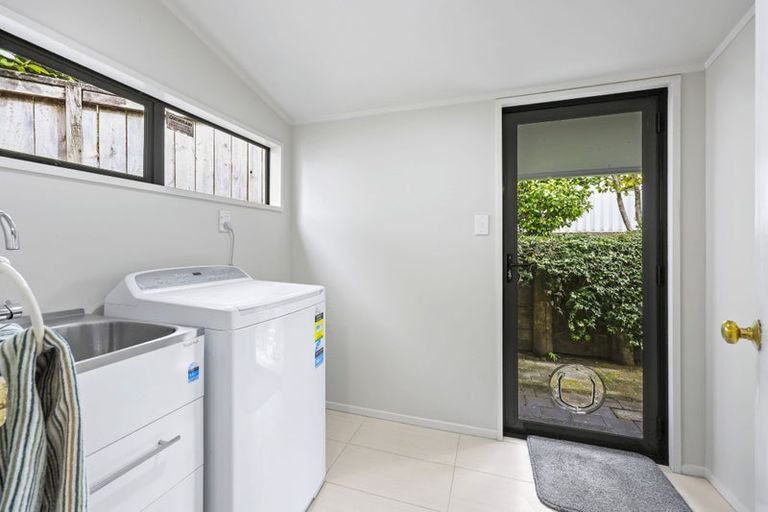 Photo of property in 16 Oakpark Place, West Harbour, Auckland, 0618