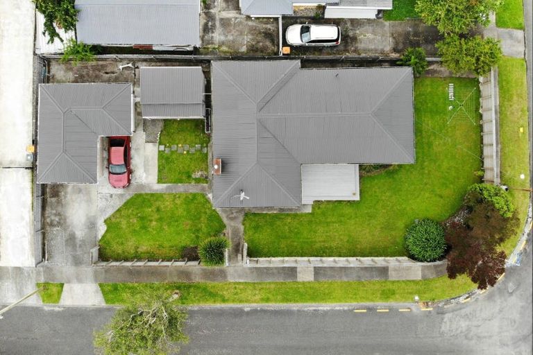 Photo of property in 2 Tararua Terrace, Cloverlea, Palmerston North, 4412