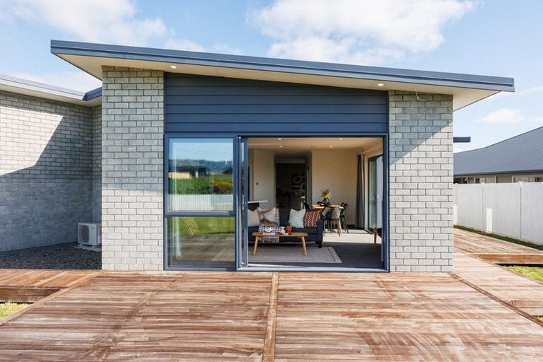 Photo of property in 48 Sardinia Grove, Fitzherbert, Palmerston North, 4410