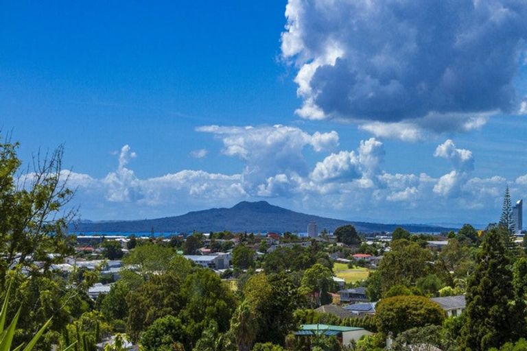 Photo of property in 70 Chivalry Road, Glenfield, Auckland, 0629