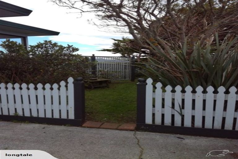 Photo of property in 6 Ashton Fitchett Drive, Brooklyn, Wellington, 6021