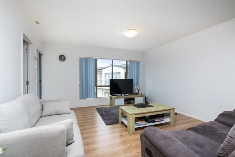 Photo of property in 32/120 Beach Haven Road, Beach Haven, Auckland, 0626