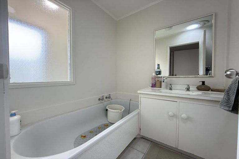 Photo of property in 2/11 Simon Ellice Drive, Bayview, Auckland, 0629