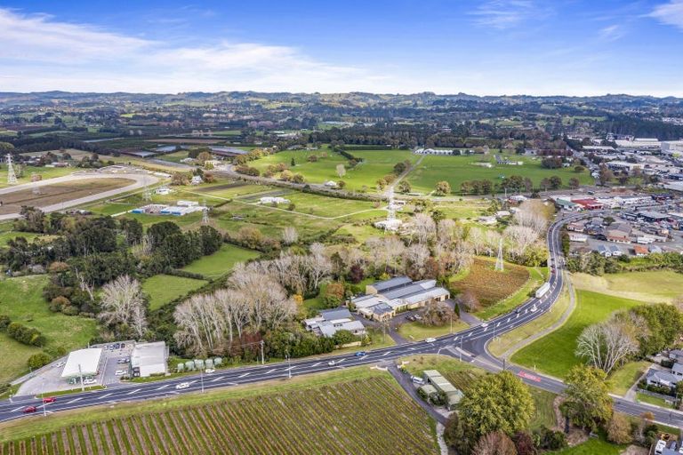 Photo of property in 7 Main Road, Kumeu, 0810
