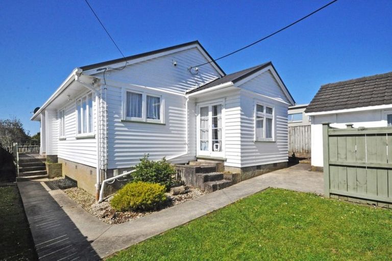Photo of property in 1 Netherlands Avenue, Kelston, Auckland, 0602