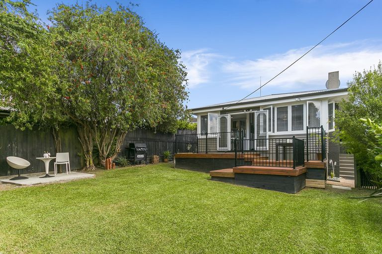 Photo of property in 55 Cliff View Drive, Green Bay, Auckland, 0604