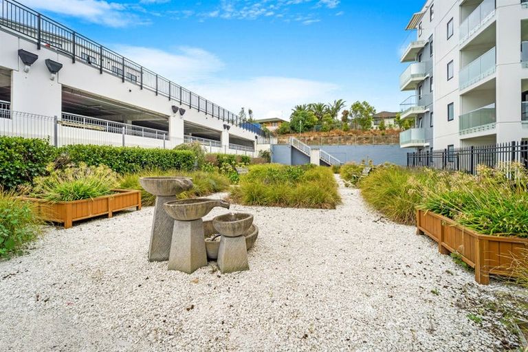 Photo of property in Apollo Apartments, 201/46 Rosedale Road, Rosedale, Auckland, 0632