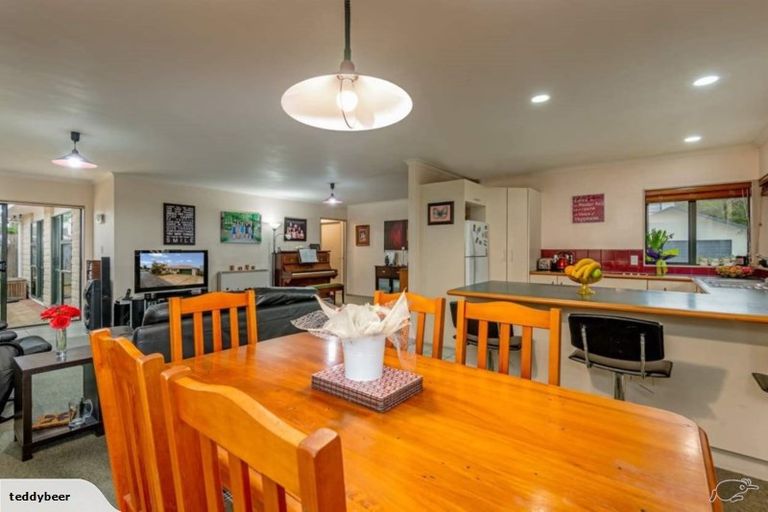 Photo of property in 15 Woburn Place, Takaro, Palmerston North, 4412