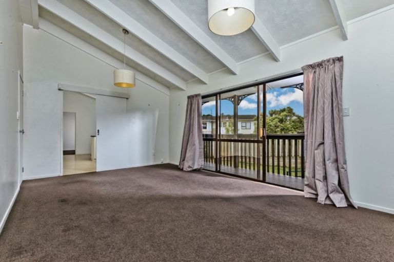 Photo of property in 1/39 Athena Drive, Totara Vale, Auckland, 0629