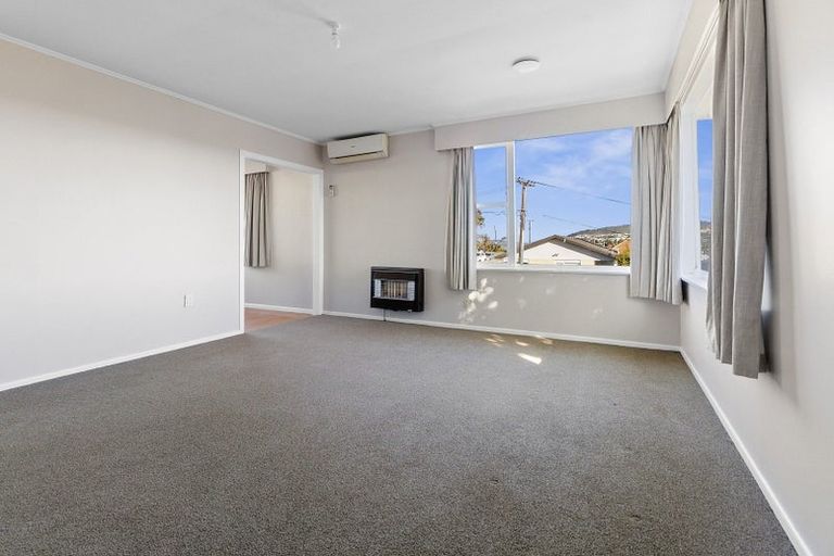 Photo of property in 3a Kinapori Terrace, Newlands, Wellington, 6037