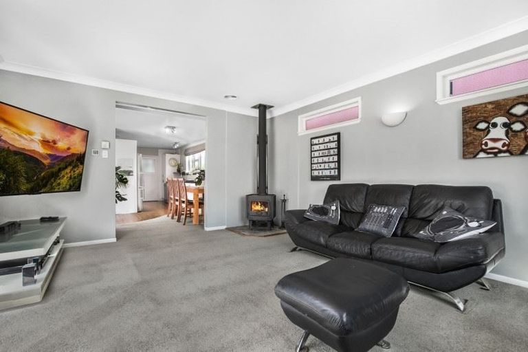 Photo of property in 12 Village Way, Ardmore, Papakura, 2582