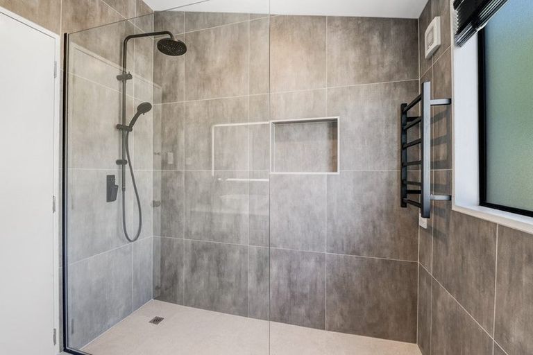 Photo of property in 14 Mallard Place, Unsworth Heights, Auckland, 0632