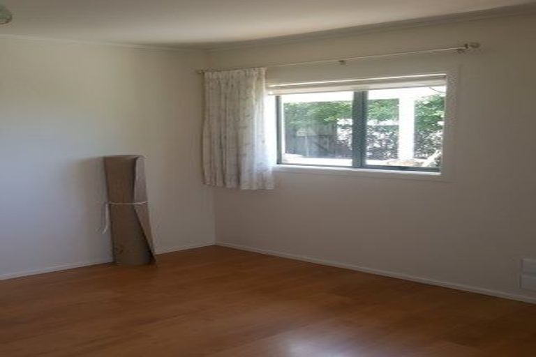 Photo of property in 938 East Coast Road, Northcross, Auckland, 0630