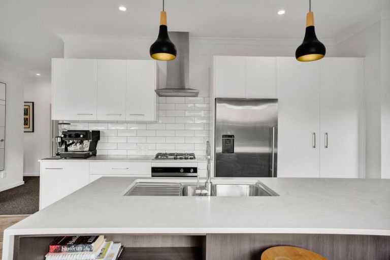 Photo of property in 15 Bracken Street, New Plymouth, 4310