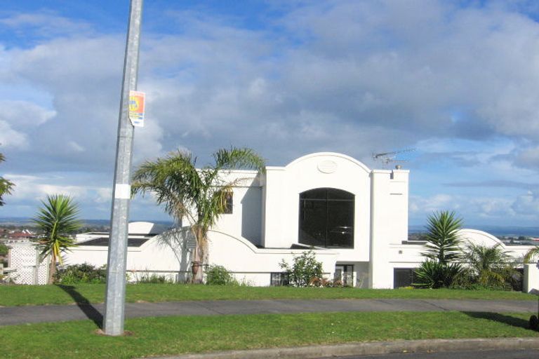 Photo of property in 19 Lobelia Rise, Goodwood Heights, Auckland, 2105